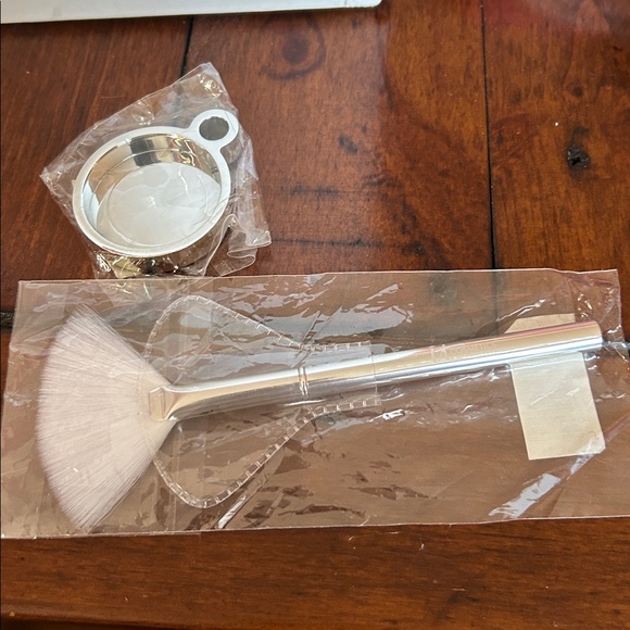 It Cosmetic Silver Makeup Brush with stand Set - Picture 4 of 4